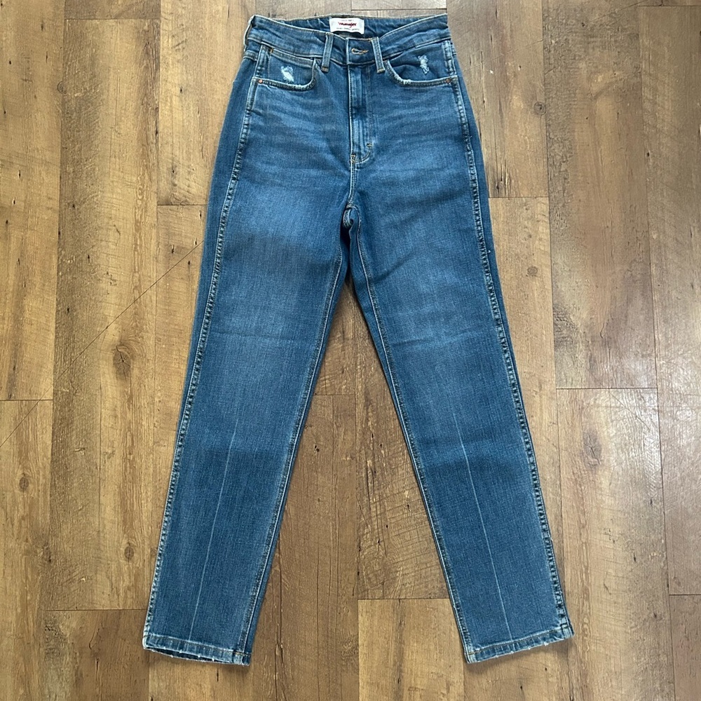 Wrangler High Rise Vintage Taper Jeans Size 2 Straight Leg Light Wash Denim